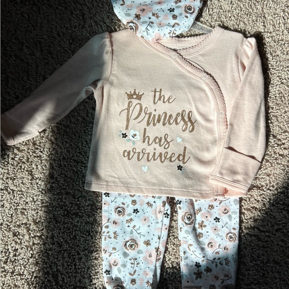 Organic 0-3 month old
Baby Girl Clothes + Burp
Cloths Bundle - Picture 2 of 5